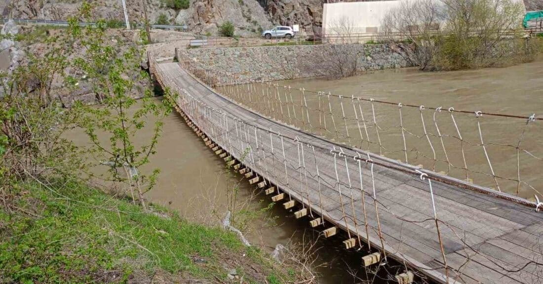 İspir’deki Tarihi Asma Köprüdeki Halatın Kopması, Vatandaşları Tehdit Ediyor Erzurum'un İspir ilçesindeki tarihi asma köprünün kopan halatları, İkisor Mahallesi