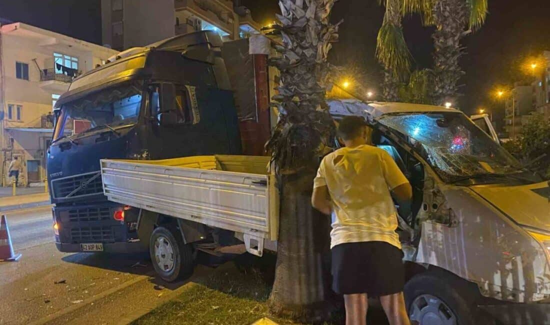 Serik’te Tır ve Kamyonetin Çarpışması Sonucu 1 Yaralı Antalya'nın Serik ilçesinde kamyonet ve tırın çarpışması sonucu Abdil A.