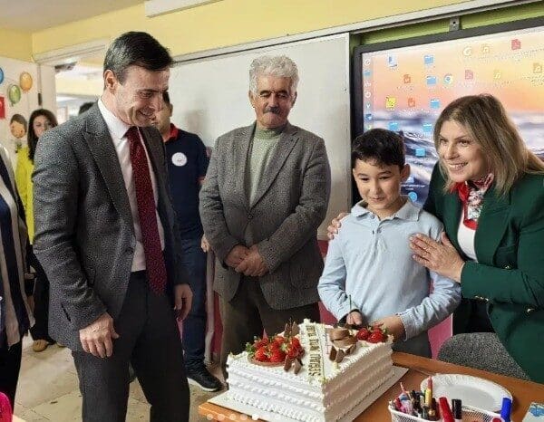 Dikili Kaymakamı Cevat Gün, Bademli İlkokulu’nda Öğrenci Murat Çevik için Anlamlı Bir Doğum Günü Kutlamasına Katıldı Dikili Kaymakamı Cevat Gün, Bademli Mehmet Ertuğrul Denizolgun İlkokulu'nda öğrenci