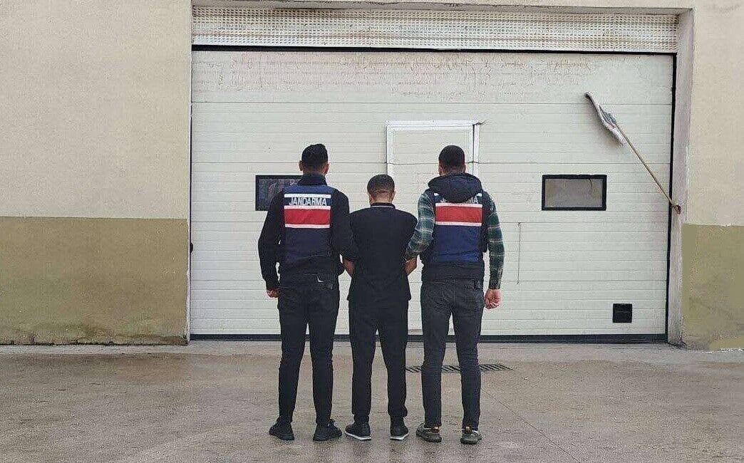 Gaziantep’te Aranan Suçlu Jandarma Tarafından Yakalandı ve Tutuklandı Gaziantep’te jandarma, çeşitli suçlardan 15 yıl hapis cezası bulunan H.E.'yi