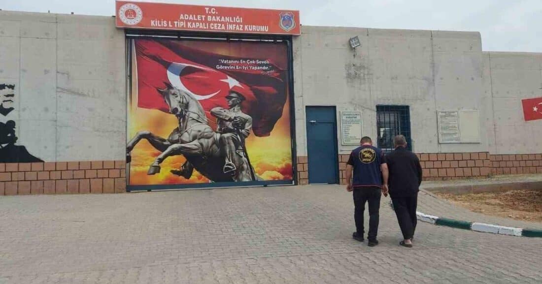 Kilis’te Hapis Cezasıyla Aranan Şahıs Jandarma Tarafından Tutuklandı Kilis’te vergi kanununa muhalefet nedeniyle kesinleşmiş hapis cezası bulunan N.Ö.,