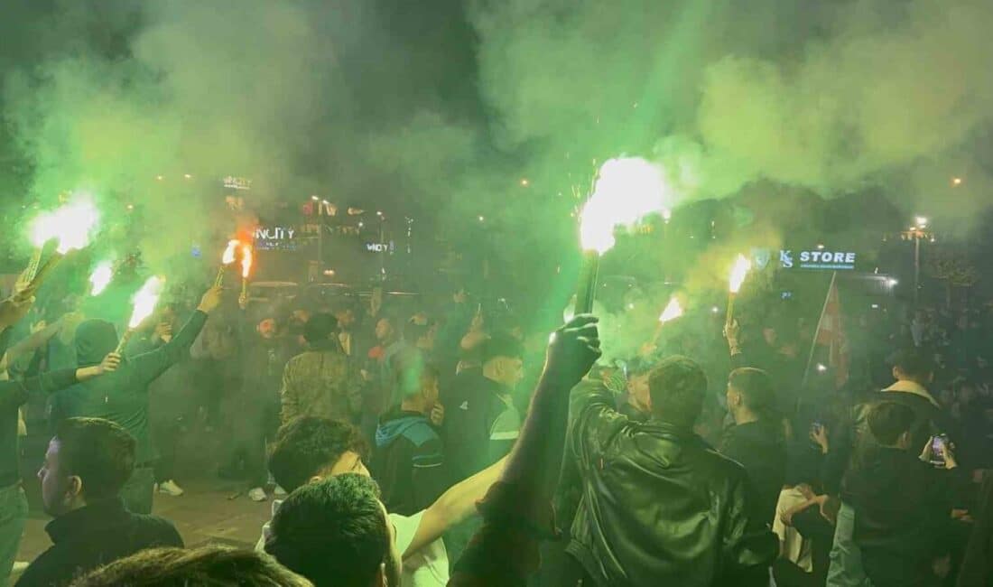 Kocaelispor’un Süper Lig’e Yükselişi Kutlandı, Taraftarlar Sokaklarda Coşkulu Anlar Yaşadı Kocaelispor'un Trendyol Süper Lig'e yükselmesi sonrası taraftarlar coşku içinde kutlama