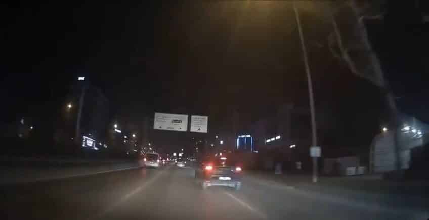 Bursa’da yoğun trafikte makas yapan sürücüler kaza tehlikesi yarattı! Bursa'nın Nilüfer ilçesinde, yoğun trafikte iki araç tehlikeli bir şekilde
