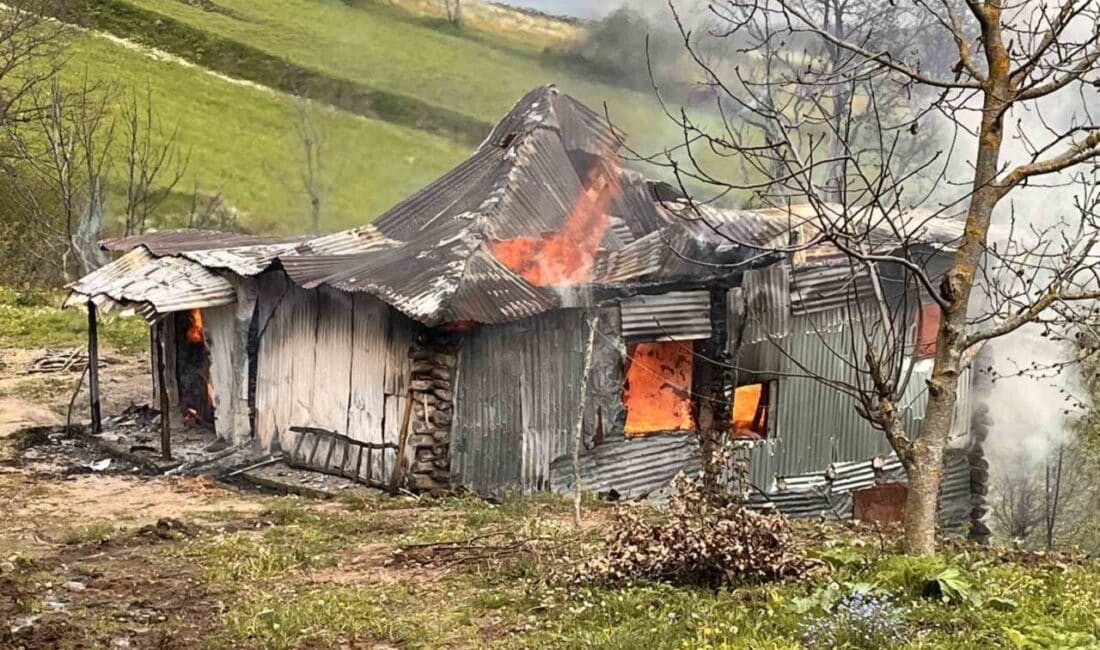 Akkuş’ta Yaşlı Adamın Evi Yangında Kullanılamaz Hale Geldi Ordu'nun Akkuş ilçesinde 86 yaşındaki Bayram Çoşkun'un evinde çıkan yangın,