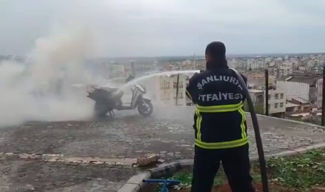 Şanlıurfa’da Park Halindeki Motosiklet Yangını İtfaiye Ekiplerince Kontrol Altına Alındı Şanlıurfa'nın Siverek ilçesinde park halindeki bir motosiklet bilinmeyen bir sebeple
