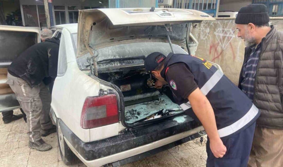 Sungurlu’da Park Halindeki Araçta Çıkan Yangın, İtfaiyenin Hızlı Müdahalesiyle Söndürüldü Çorum’un Sungurlu ilçesindeki sanayi sitesinde Yahya Aydoğmuş’a ait bir araç