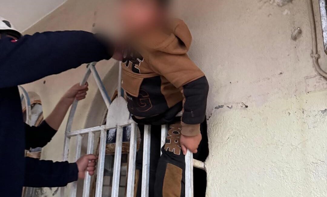 Şanlıurfa’da Pencereden Dışarı Çıkmaya Çalışan Çocuk, İtfaiye Ekiplerince Kurtarıldı Şanlıurfa'nın Eyyübiye ilçesinde 6 yaşındaki Halil A., pencereden dışarı çıkarken