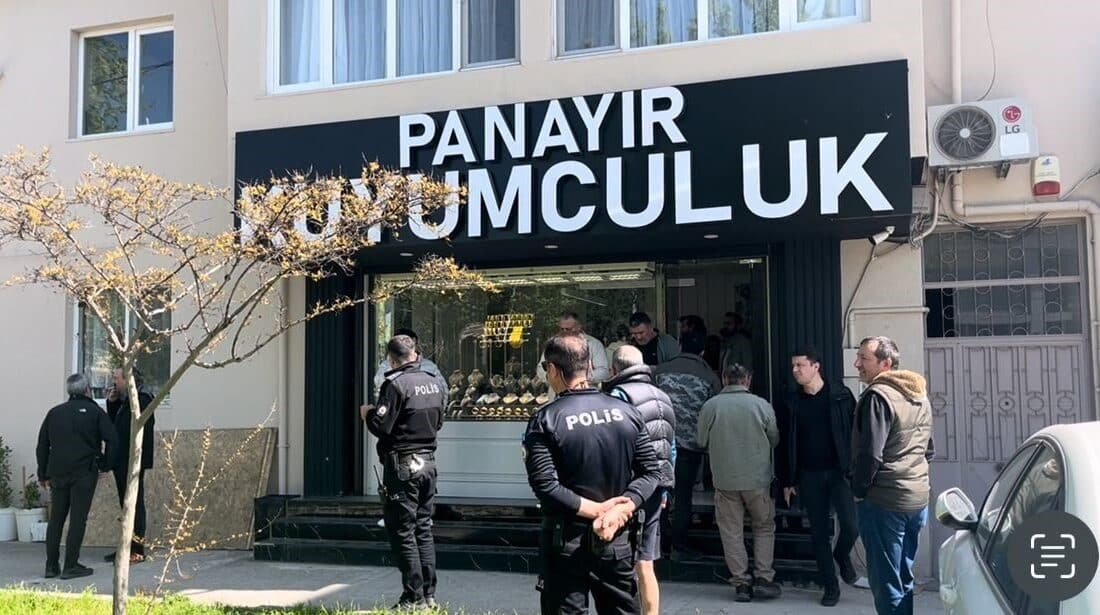 Bursa’da Kuyumcuyu Soymaya Gelen Silahlı Şüpheli, Panik Anında Ateş Açarak Kaçtı Bursa'nın Osmangazi ilçesindeki bir kuyumcuya silahlı soygun düzenlendi. Soyguncu, kuyumcudan