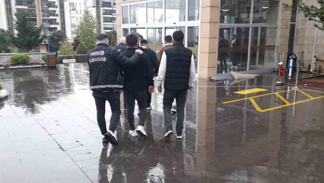 Kahramanmaraş’ta Uyuşturucu Ticareti Yapan 3 Kişi Tutuklandı Kahramanmaraş'ta Narkotik Suçlarla Mücadele Şubesi, uyuşturucu ticareti yapan H.Y., S.S.