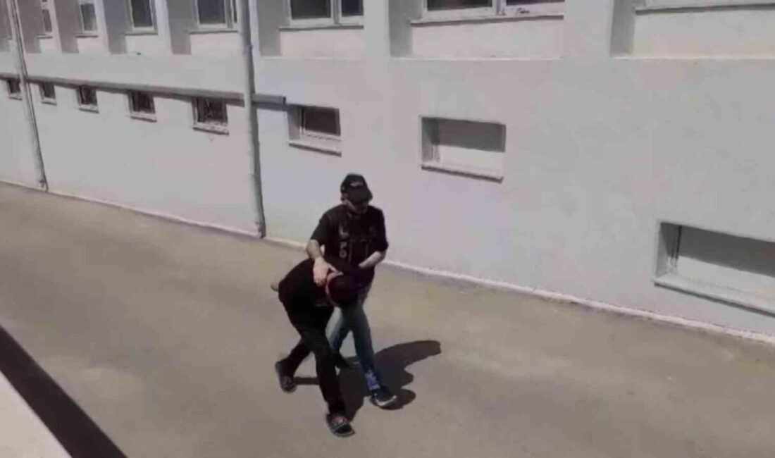 Adana’da Valizin İçinde 6 Bin Uyuşturucu Hap Bulunan Şüpheli Tutuklandı Adana'da Emrah A. (36), evinde 6 bin 48 uyuşturucu hapla