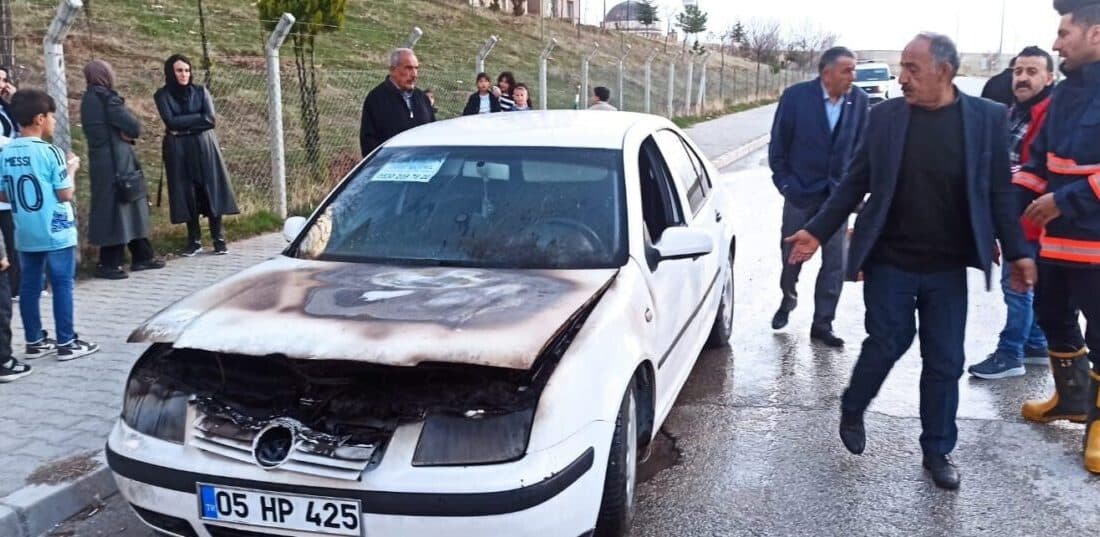Edremit’te seyir halindeki otomobilin motorunda yangın çıktı, itfaiye hızlıca müdahale etti. Van'ın Edremit ilçesinde, E.Ö. yönetimindeki bir otomobil seyir halindeyken motorundan