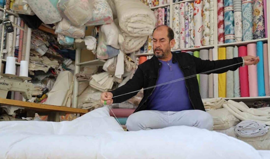 Kırşehir’de 40 Yıldır Yorgan Diken Esnaf, Çırak Bulamadığı İçin Tek Başına Çalışmakta Zorlanıyor Kırşehir'de 40 yıldır yorgan dikimi yapan Cengiz Gök, çırak bulamamanın