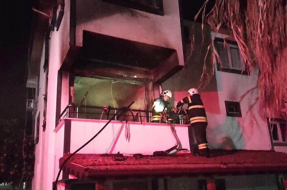 Hatay’daki 3 katlı binada yangın kontrolden önce söndürüldü Hatay'ın Arsuz ilçesindeki 3 katlı bir binanın 2. katında çıkan