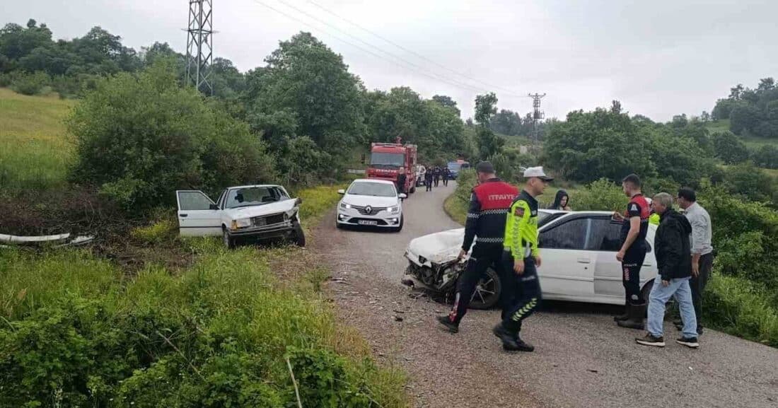Çanakkale’nin Bilaller Köyü’nde Trafik Kazasında İki Kişi Yaralandı Çanakkale'nin Çan ilçesindeki Bilaller köyünde iki aracın kafa kafaya çarpışması
