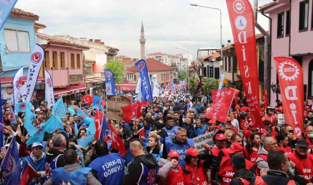 Eskişehir’de 5 Bin Kişinin Katıldığı 1 Mayıs İşçi Bayramı Coşkuyla Kutlandı Eskişehir'de 1 Mayıs İşçi Bayramı, yaklaşık 5 bin katılımcı ile