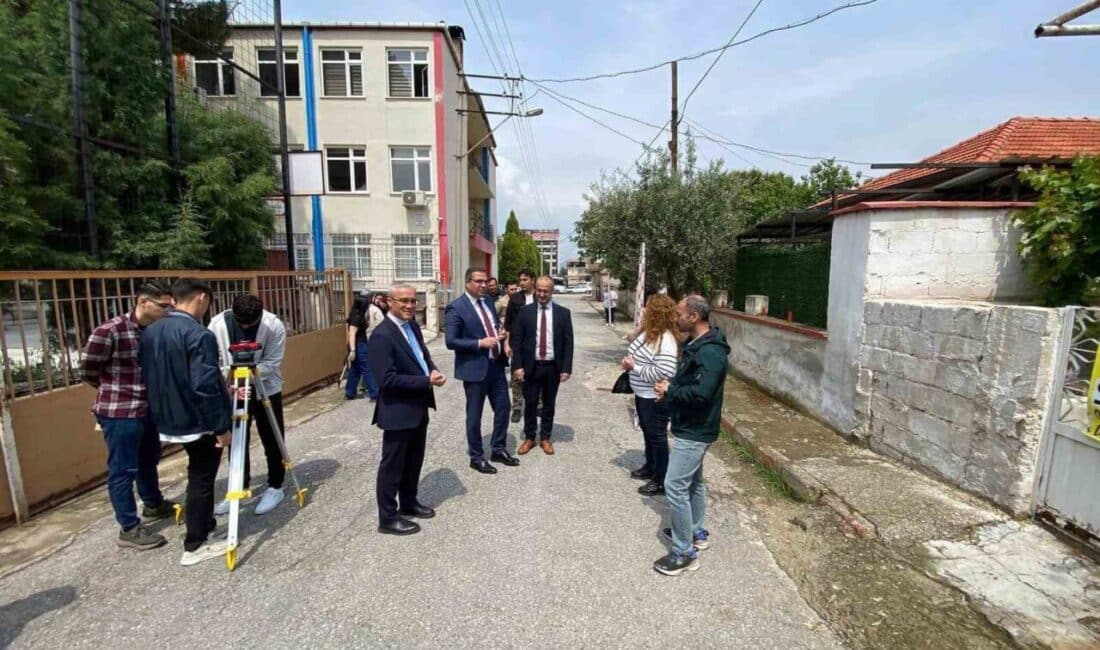 Sarıgöl Kaymakamı Halil Dalak, Meslek Yüksekokulu Öğrencileriyle Bir Araya Gelerek Uygulamalı Eğitim Sürecini Destekledi Sarıgöl Kaymakamı Halil Dalak, Sarıgöl Meslek Yüksekokulu'nu ziyaret ederek Harita