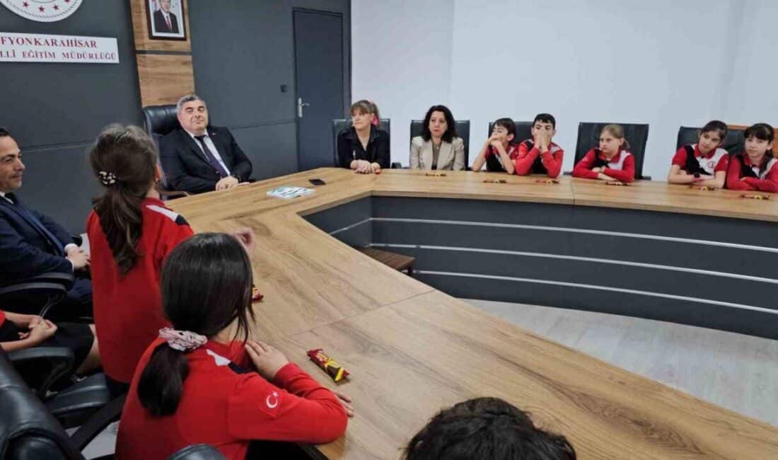Afyonkarahisar’daki öğrenciler, “İçimizden Şair Çıktı” adlı kitaplarını İl Milli Eğitim Müdürü’ne sundu Afyonkarahisar Atatürk İlkokulu’ndan 35 öğrenci, "İçimizden Şair Çıktı" adlı ilk