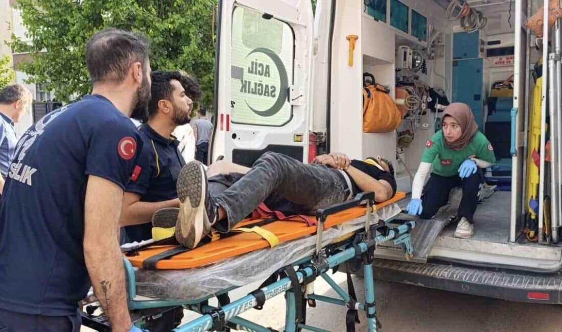 Adıyaman’da otomobil ve motosiklet çarpıştı: İki yaralı hastaneye kaldırıldı. Adıyaman'da N.K. yönetimindeki otomobil, A.Ç. idaresindeki motosikletle çarpıştı. Kazada A.Ç.