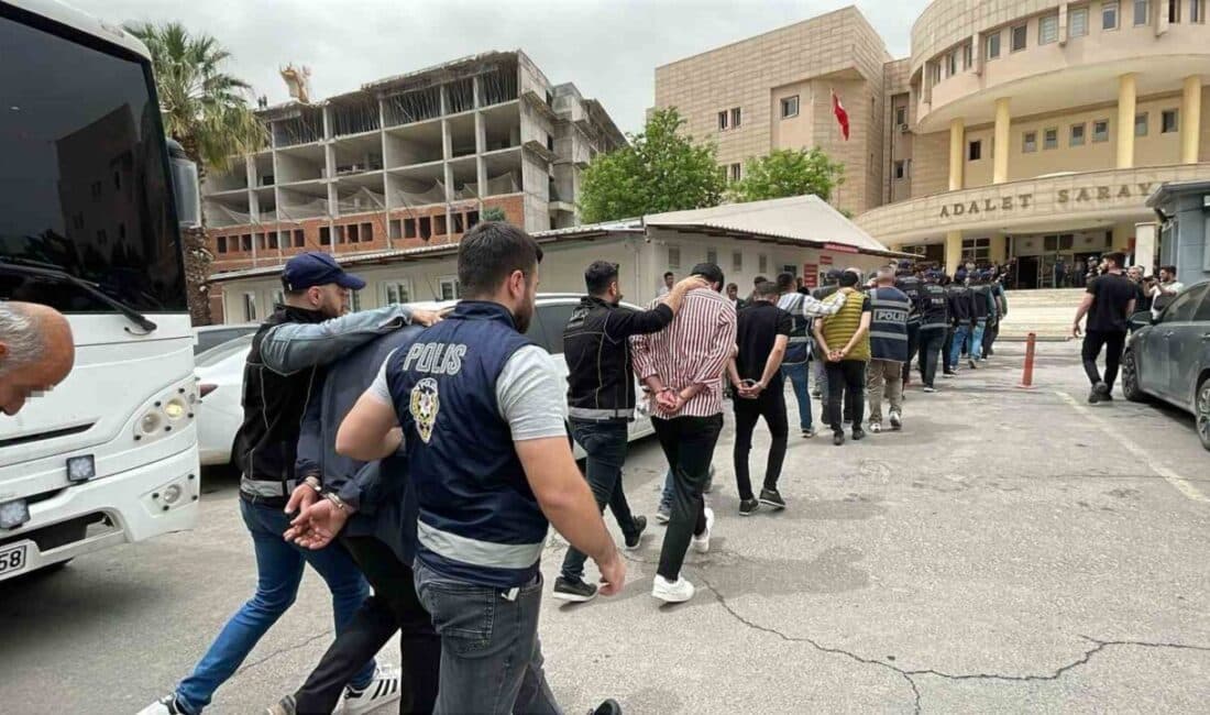 Şanlıurfa’da ‘Change’ Araç Operasyonunda 15 Gözaltı ve 22 Araç Ele Geçirildi Şanlıurfa merkezli gerçekleştirilen 'change' operasyonda, 15 şüpheli yakalanarak adliyeye sevk
