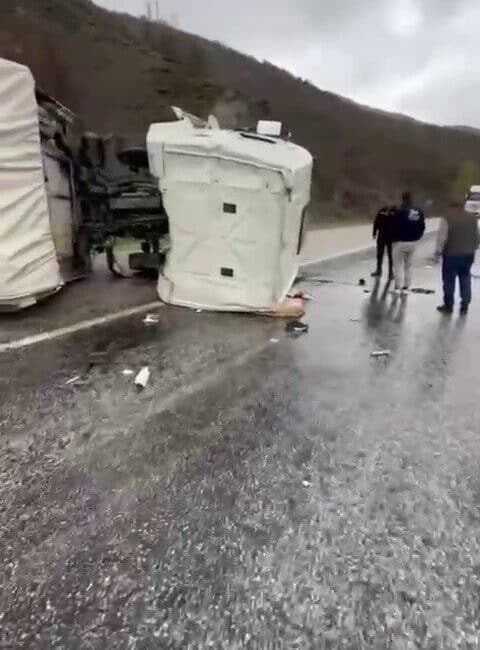 Suşehri’nde Sağanak Yağış Nedeniyle Kamyon Devrildi, Sürücü Yaralandı Sivas’ın Suşehri ilçesinde sağanak yağış nedeniyle kaygan yolda kontrolünü kaybeden