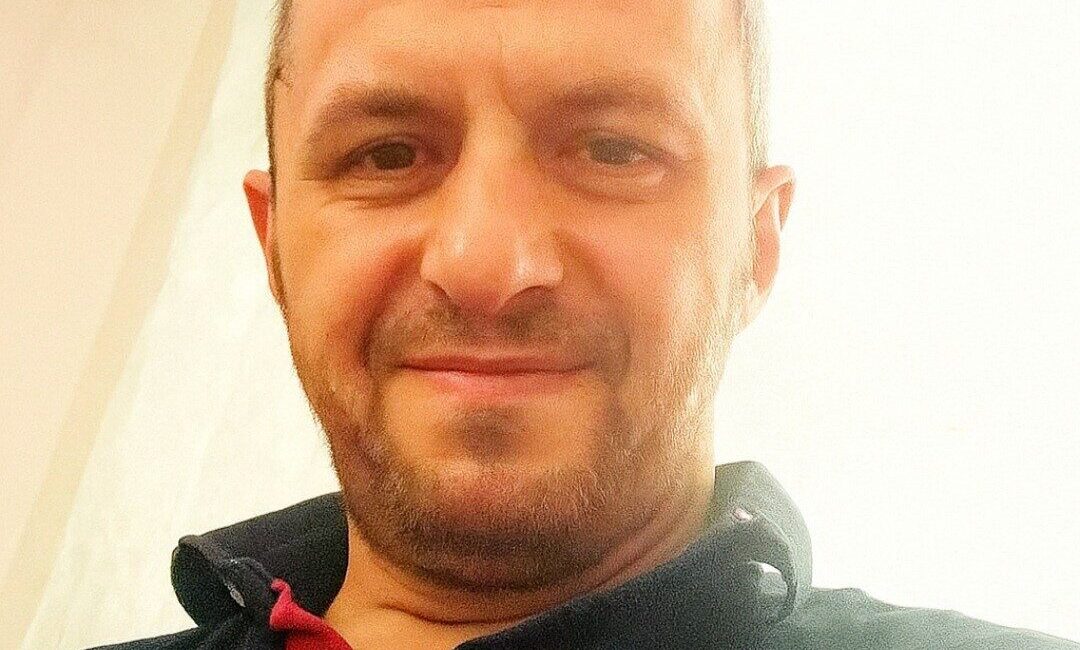 Samsun'un Terme ilçesinde sokak aydınlatma lambasının ampulünü değiştirmek için direğe