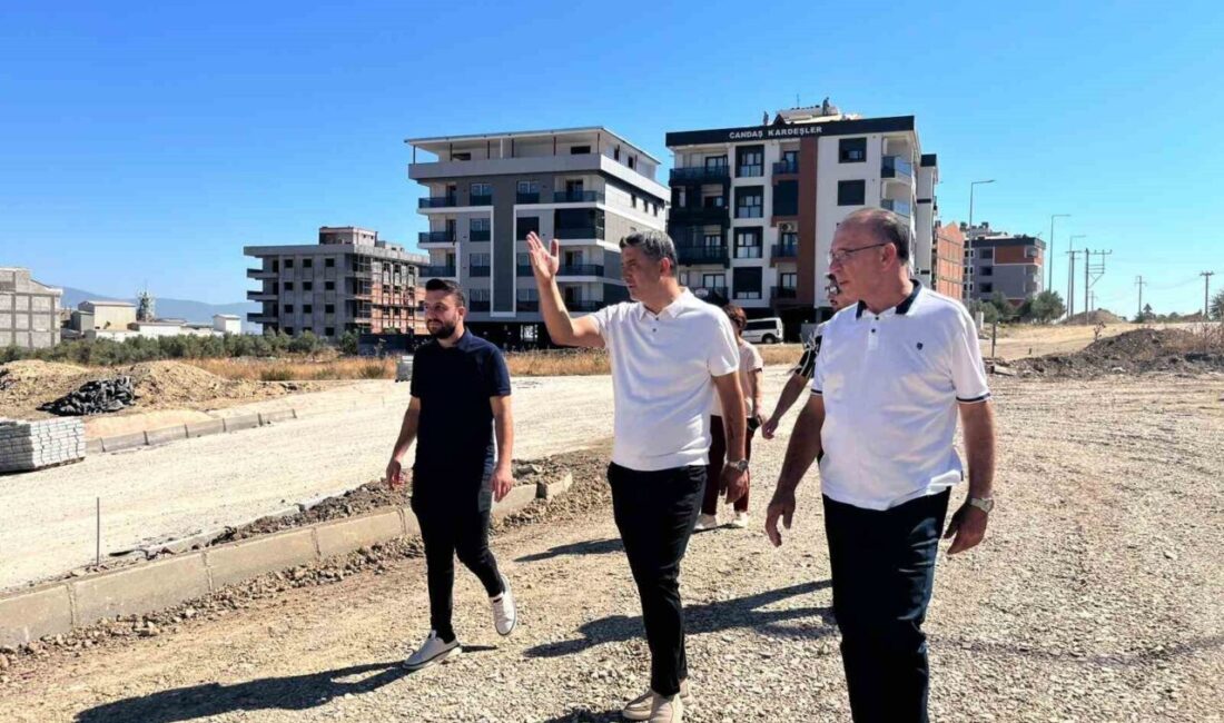 Turgutlu Belediye Başkanı Çetin Akın, Ergenekon Mahallesi'ndeki yol yapım projelerini