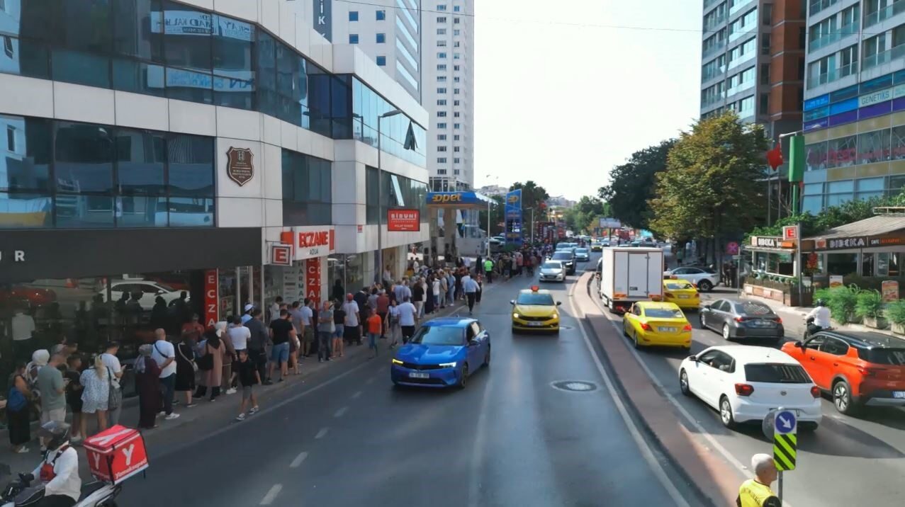 Beşiktaş Fulya'da yeni bir zincir marketin açılışı, hediye çeki kampanyasıyla