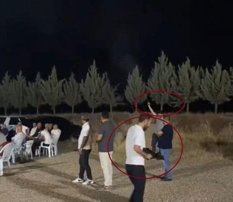 Diyarbakır'ın Bismil ilçesinde bir kına merasimi sırasında davetliler, eline aldıkları