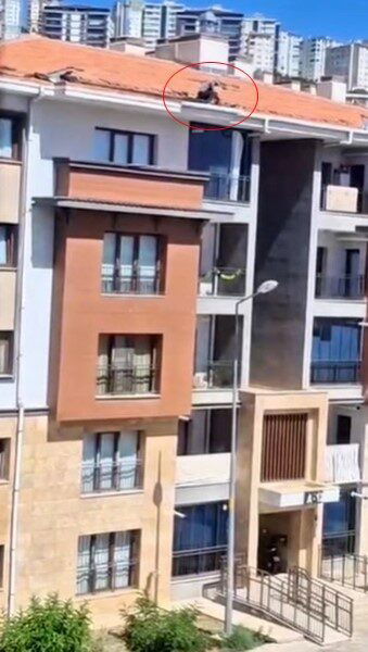 Elazığ'da Abdullahpaşa Mahallesi'nde bir işçinin güvenlik önlemi almadan yüksekte çalışması