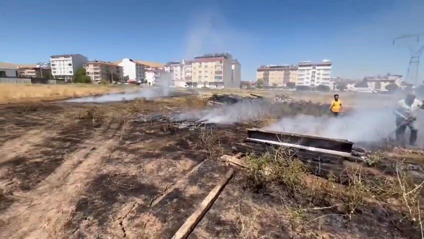 Elazığ'ın Kovancılar ilçesinde Bahçelievler Mahallesi'nde meydana gelen örtü yangını, inşaat