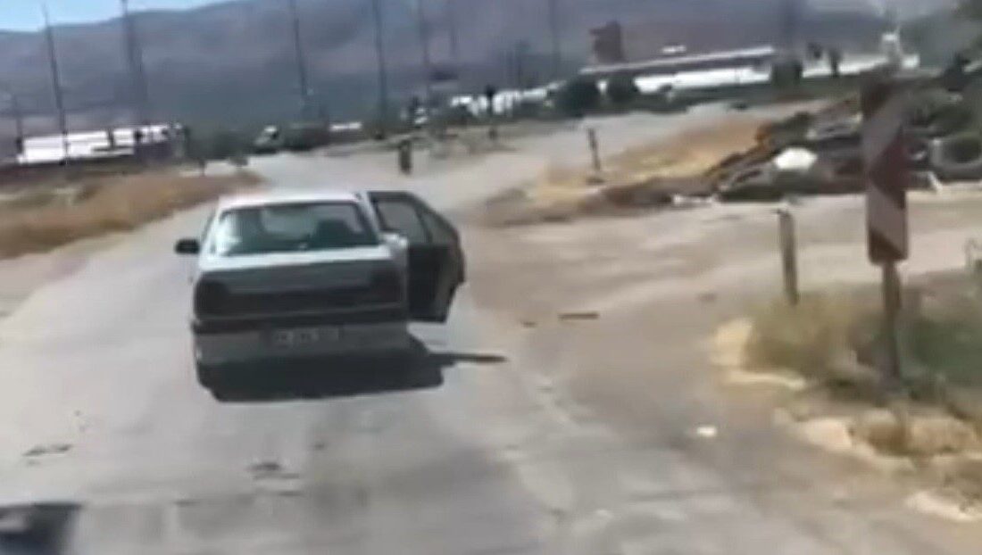 Erzincan'da sürücüsü kalorifer peteği nedeniyle sağ arka kapısı açık bir
