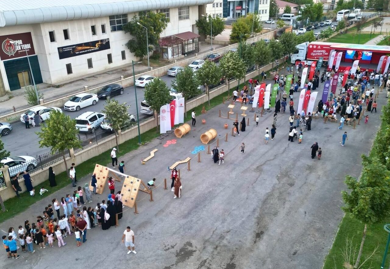 Türkiye Geleneksel Spor Dalları Federasyonu tarafından düzenlenen "Geleneksel Oyunlar Tırı",