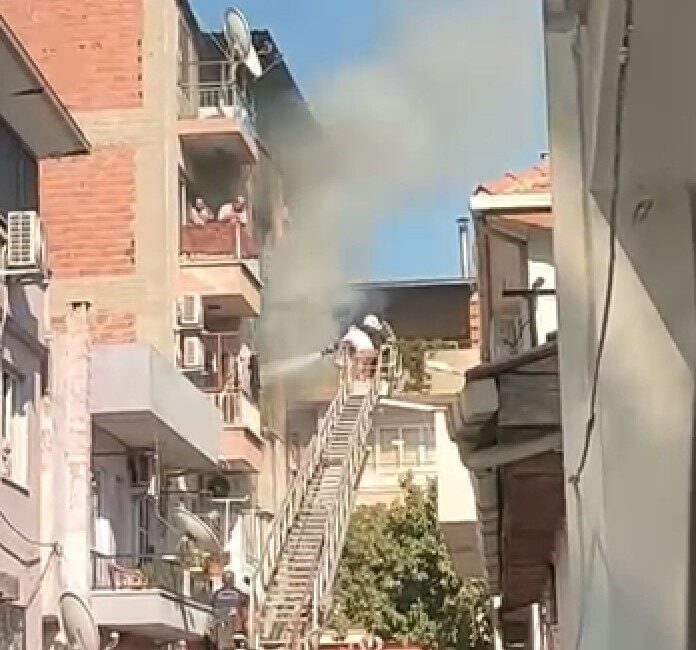Aydın'ın İncirliova ilçesinde bir apartmanın ikinci katında çıkan yangında iki