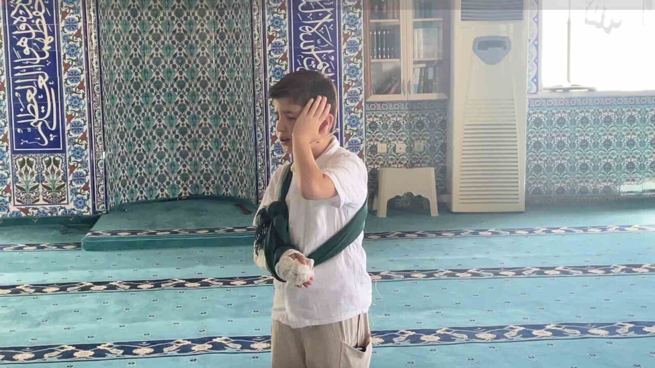 Tekirdağ'ın Kapaklı ilçesindeki Ulu Cami'de 10 yaşındaki Hami Kel, okuduğu