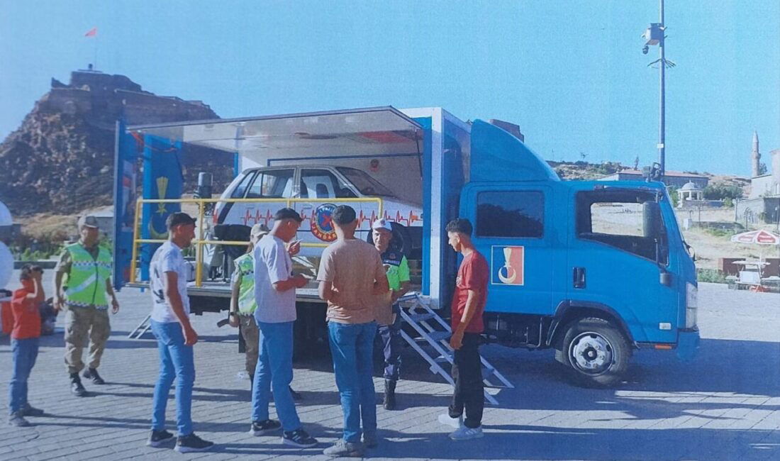 Kars'ta jandarma, trafik güvenliği için simülasyonlu emniyet kemeri bilgilendirme etkinliği