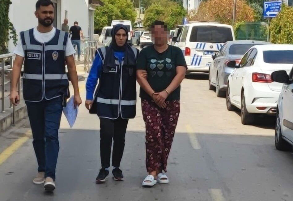 Adana Yüreğir'de, Ayşegül Y. (35) kızına bıçakla saldırdığı iddiasıyla tutuklandı.
