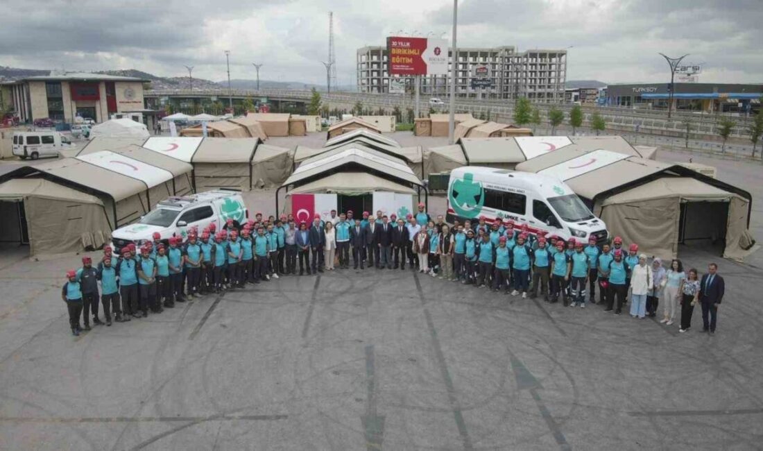 Kocaeli'de gerçekleştirilen "Seyyar Hastane Kurulumu ve İşletilmesi Eğitimi"nde, sağlık çalışanları