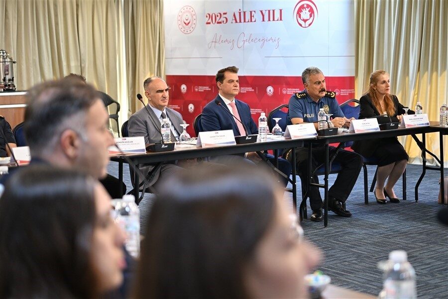 Manisa'da "Türkiye’de Koruyucu Aile Sisteminin Güçlendirilmesi Projesi" çerçevesinde düzenlenen toplantıya