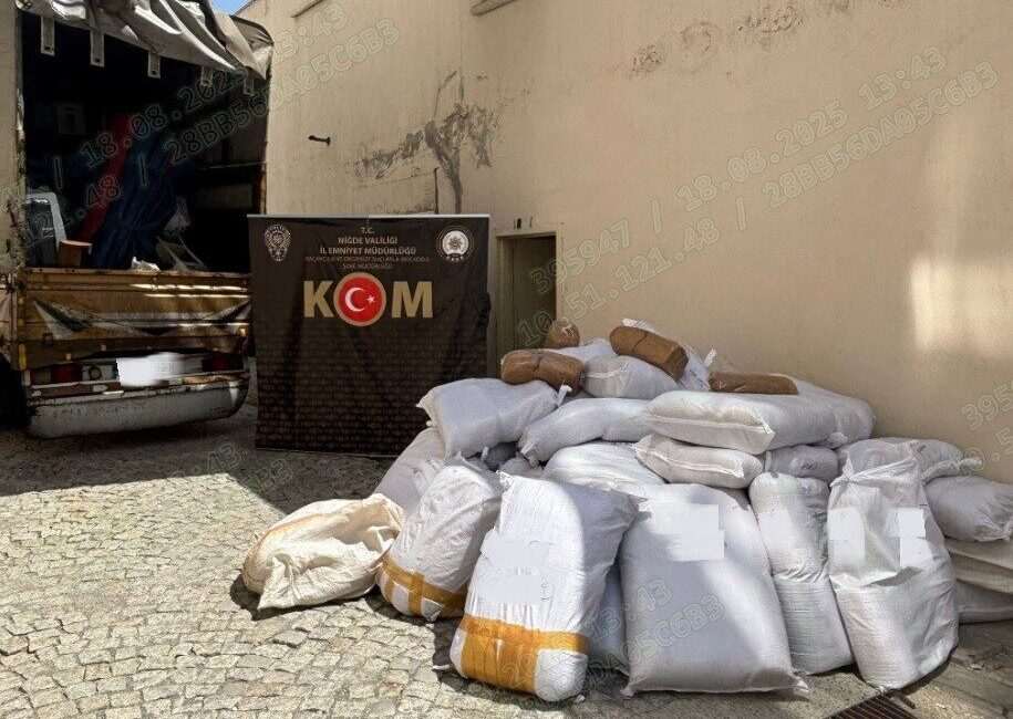 Niğde’de Kaçakçılık Operasyonu: 1 Şahıs Gözaltında, 1600 Kilo Tütün Ele Geçirildi Niğde İl Emniyet Müdürlüğü, kaçak tütün operasyonunda 1 kişiyi gözaltına