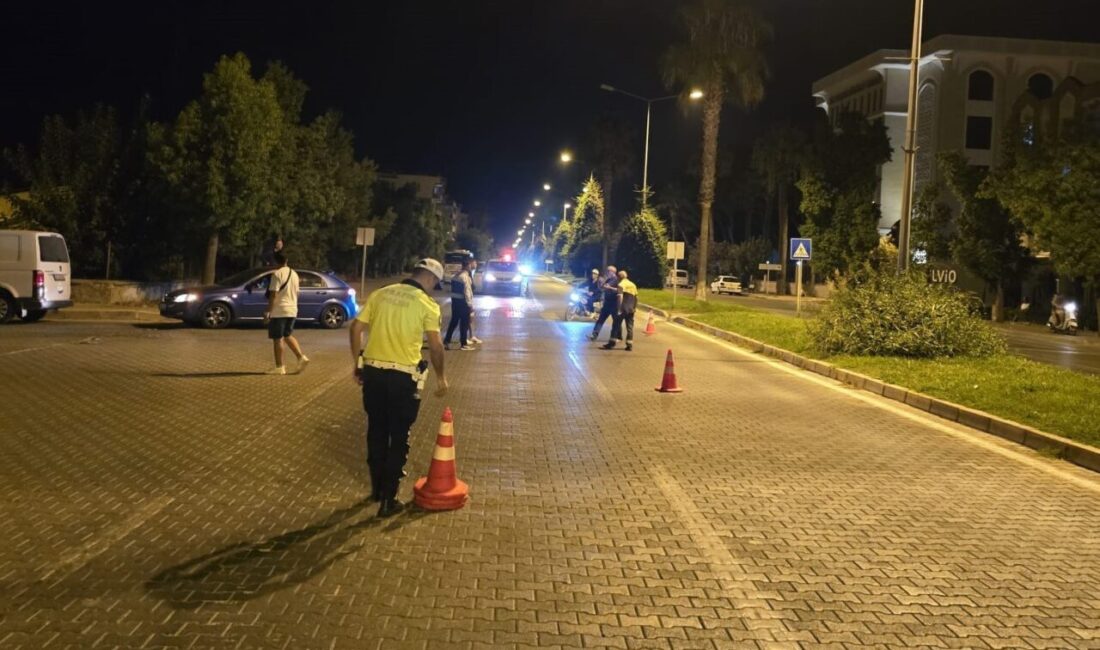 İzmir'in Selçuk ilçesinde, 8 yaşındaki Hümeyra Özmen, annesiyle yol geçmeye
