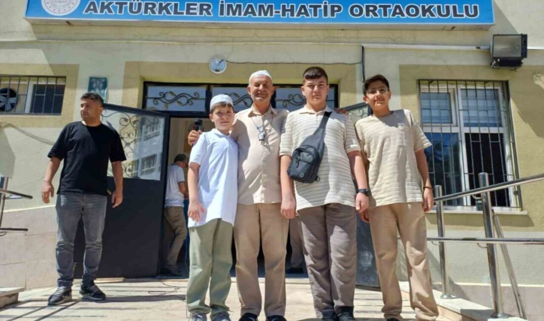 Afyonkarahisar'da SANİMDER, hafızlık belgesi alan dört öğrenciyi umreye gönderdi. Dernek
