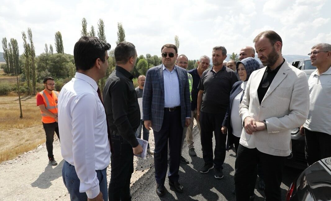 Kütahya Valisi Musa Işın, Hisarcık-Emet Köprüsü'nde incelemelerde bulunarak yetkililerden bilgi