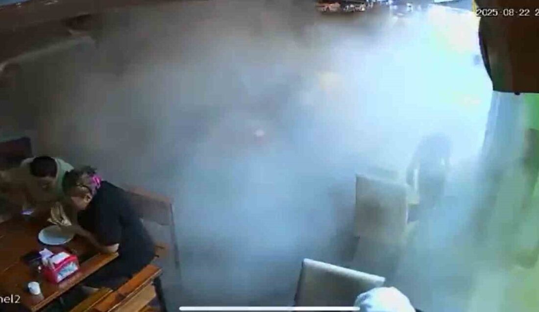 Yalova'nın Çınarcık ilçesinde bir restorana giden yolda kamyonun lastiği patladı.