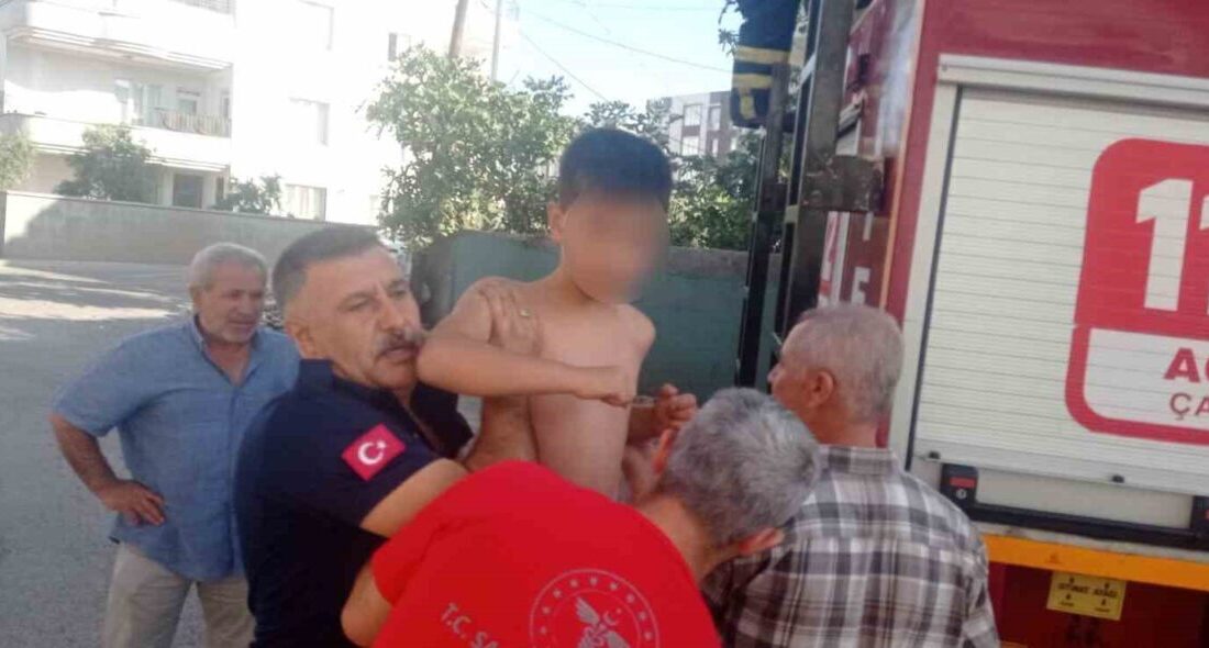 Adıyaman'ın Kahta ilçesindeki bir binada çıkan yangında, üst kattaki yaşlı